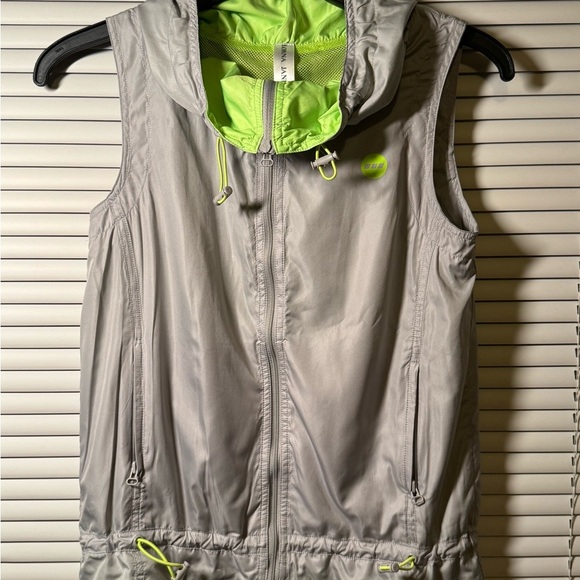 LORNA JANE Active Elevate Grey Vest in Size XS - Picture 1 of 9